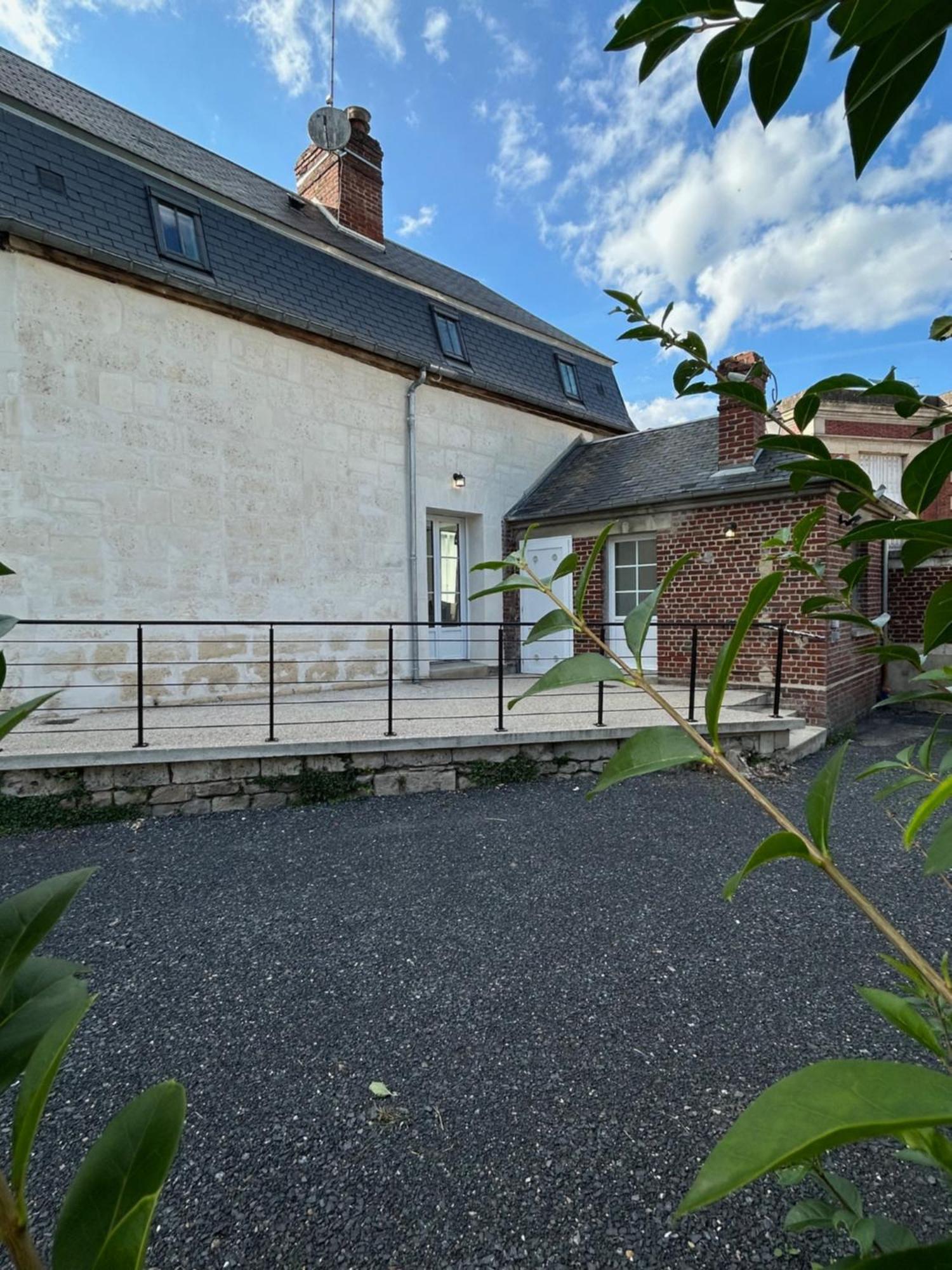 Maison 2 Chambres Avec Parking Et Jardin Noyon Exterior photo